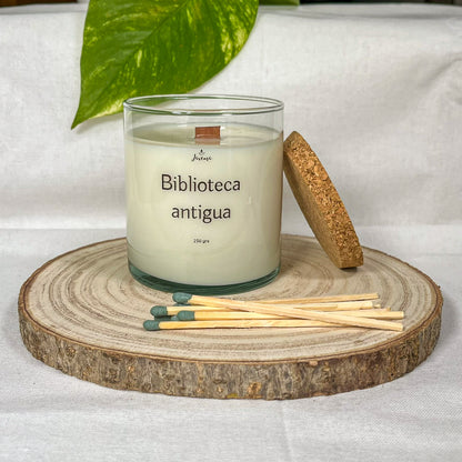Vela Esencial de Biblioteca Antigua