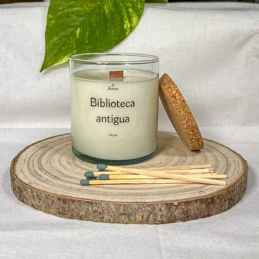 Vela Esencial de Biblioteca Antigua