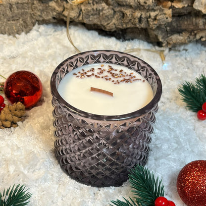 Fuego de Oud – Elegancia profunda en un brillo morado